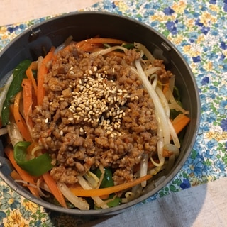 たっぷり野菜のピリ辛肉そぼろ丼